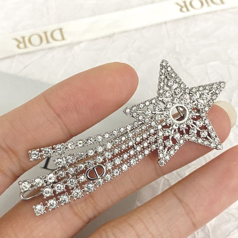 chr1st1an D10r brooches